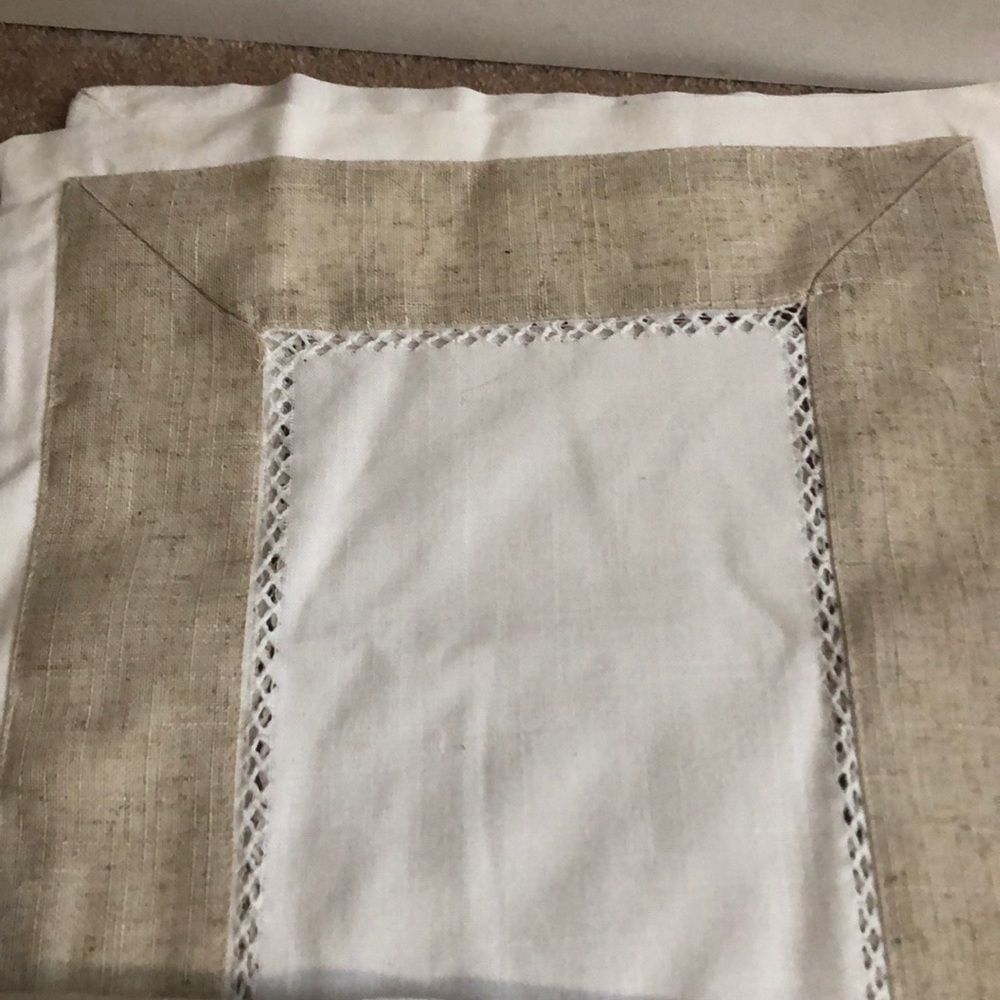 Nicole Miller table runner - Picture 3 of 3